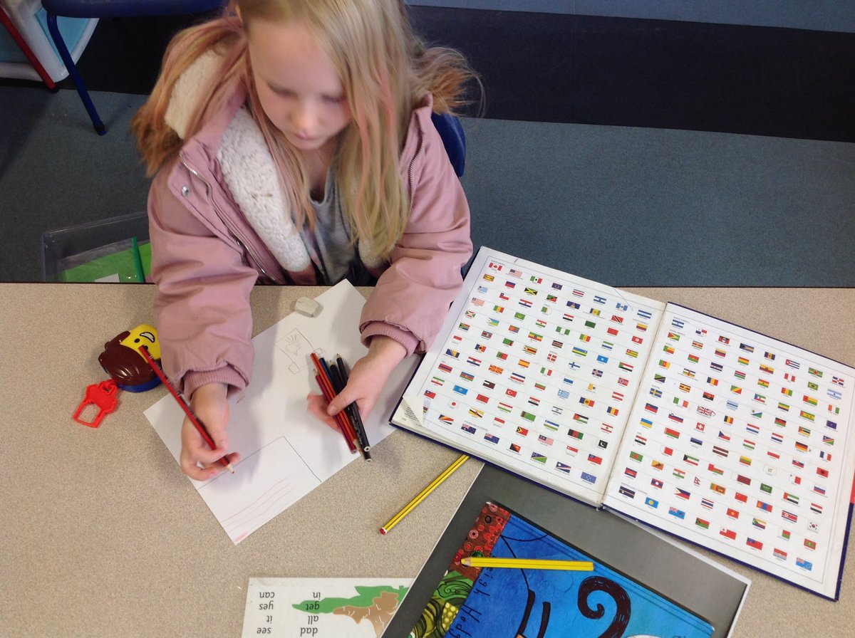 YsgolCC's tweet image. We&apos;ve been drawing pictures of Colin the cat&apos;s world journey in a box, using atlases to research the countries. #colinandthesnoozebox #leighhodgkinson #hubschool