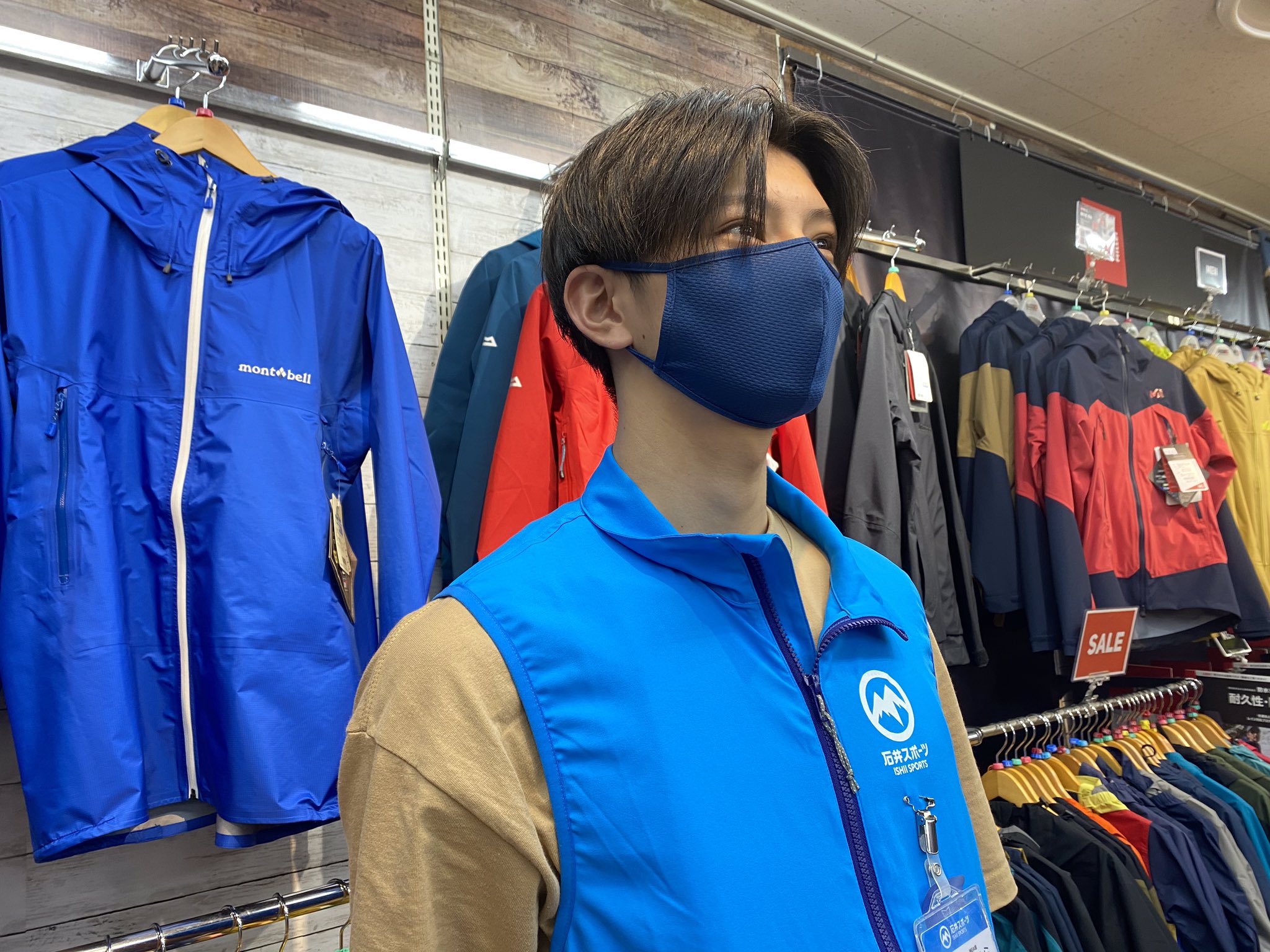 石井スポーツ公式 登山 アウトドア 石井スポーツ神田本館 クールマスクが入荷しました スタッフも早速つけてみました 感想は 涼しい 吸い込む空気がひんやりします スタッフ着用サイズ 男性スタッフ L 女性スタッフ M を