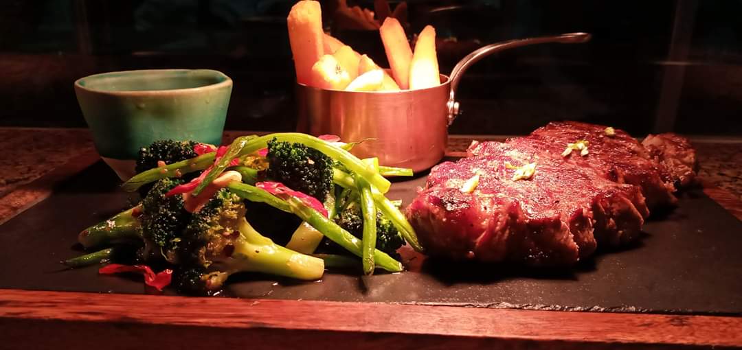 Bigcheff72's tweet photo. New York-style strip loin. Hand-cut chips. hollandaise and sauteed market vegetables.#cheff #MasterChefNaBand #hotel https://t.co/a18xuxO3aD