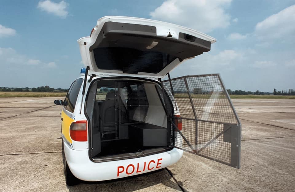 Safeguard_SVP's tweet photo. Today for throw back Thursday we have a 1998 Ford Galaxy with a cell fitted to the rear! #ford #fordgalaxy #throwback #throwbackthursday #specialvehiclepreparation #policeconversion #safeguardsvp #carconversion #fordmotorcompany #police #policecar #policecell https://t.co/T6ZfTiXxik