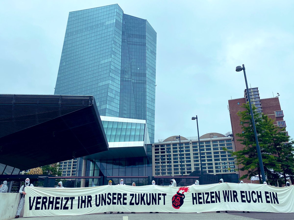 michael_muell80's tweet photo. Besuch von #endegelaende bei der #EZB in Frankfurt. #blockecbforclimatejustice @FFF_Frankfurt https://t.co/CHezKNiPnD
