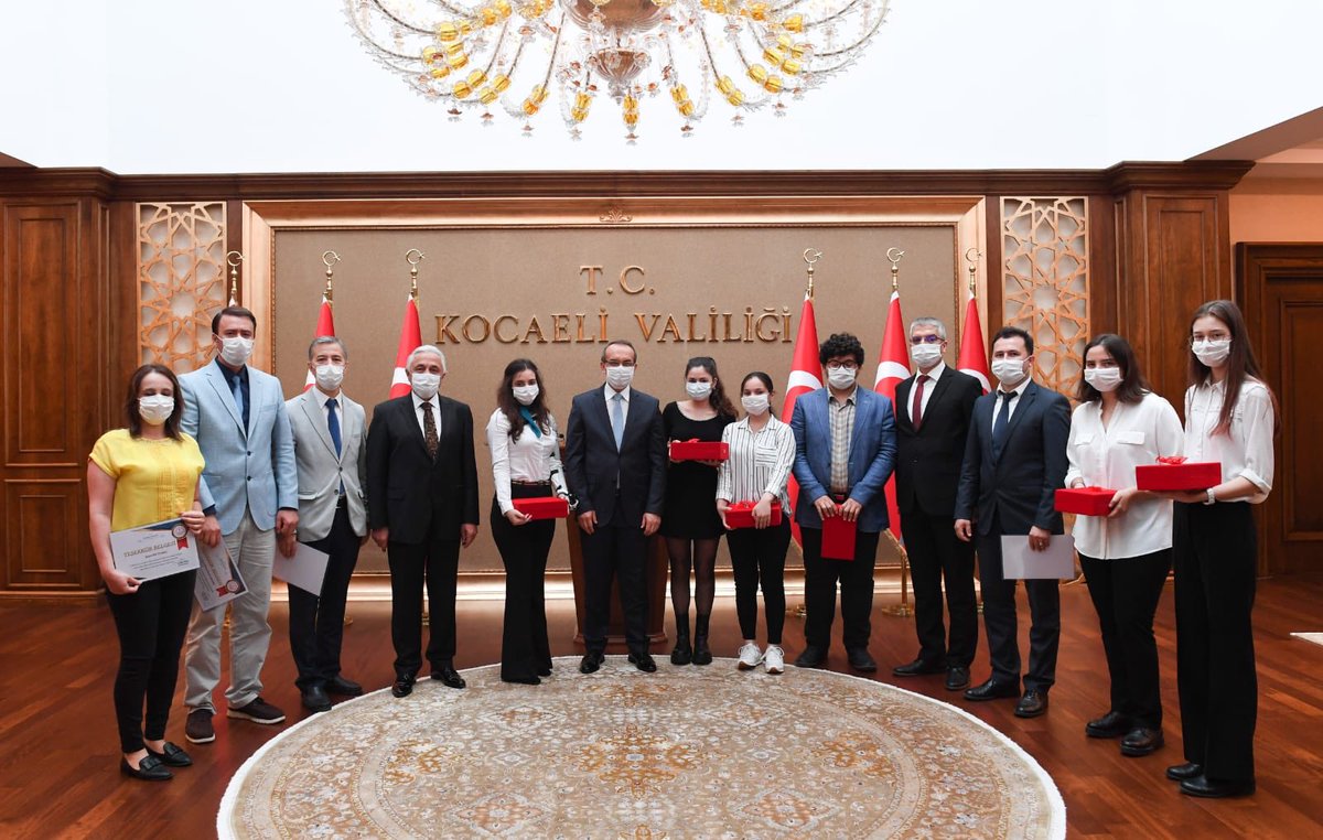kocaelivaliligi's tweet photo. Valimiz @SeddarYavuz ,TÜBİTAK Bilim İnsanı Destek Programları Başkanlığı’nca düzenlenen “Lise Öğrencileri Araştırma Projeleri” yarışmasında dereceye giren öğrenci ve öğretmeleri tebrik edip, ödüllerini vererek başarılar diledi. https://t.co/95dXvFEJPW