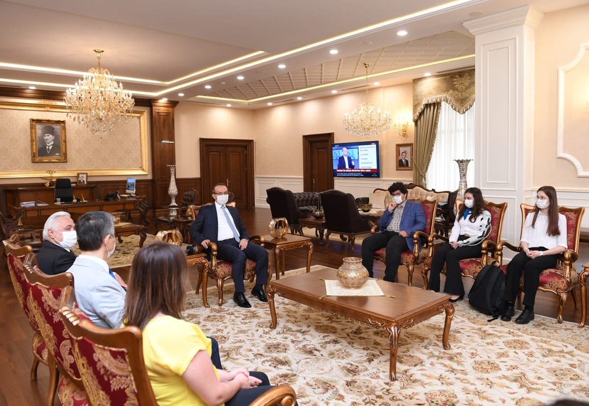 kocaelivaliligi's tweet photo. Valimiz @SeddarYavuz ,TÜBİTAK Bilim İnsanı Destek Programları Başkanlığı’nca düzenlenen “Lise Öğrencileri Araştırma Projeleri” yarışmasında dereceye giren öğrenci ve öğretmeleri tebrik edip, ödüllerini vererek başarılar diledi. https://t.co/95dXvFEJPW