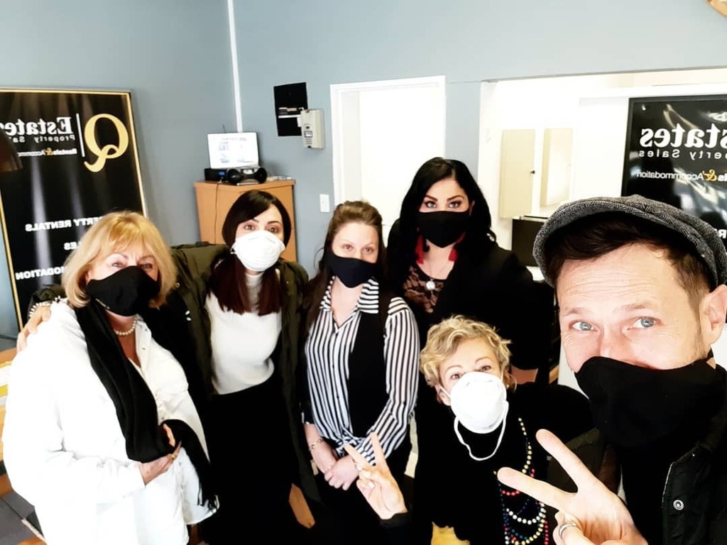 EstatesQ's tweet photo. When in doubt, office selfie out ๐๐ค
.
.
.
#positivevibes #teamQ #LoveWhen in doubt, office selfie out ๐๐ค
.
.
.
#positivevibes #teamQ #Love https://t.co/gYg0RlkQ9y