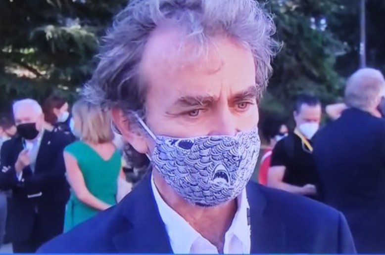 juanLR_r's tweet photo. Nada define mejor la gestión de la pandemia que asistir a un funeral de Estado sin peinar y con una mascarilla de tiburones.

Esa dejadez. https://t.co/iSgvbxi776