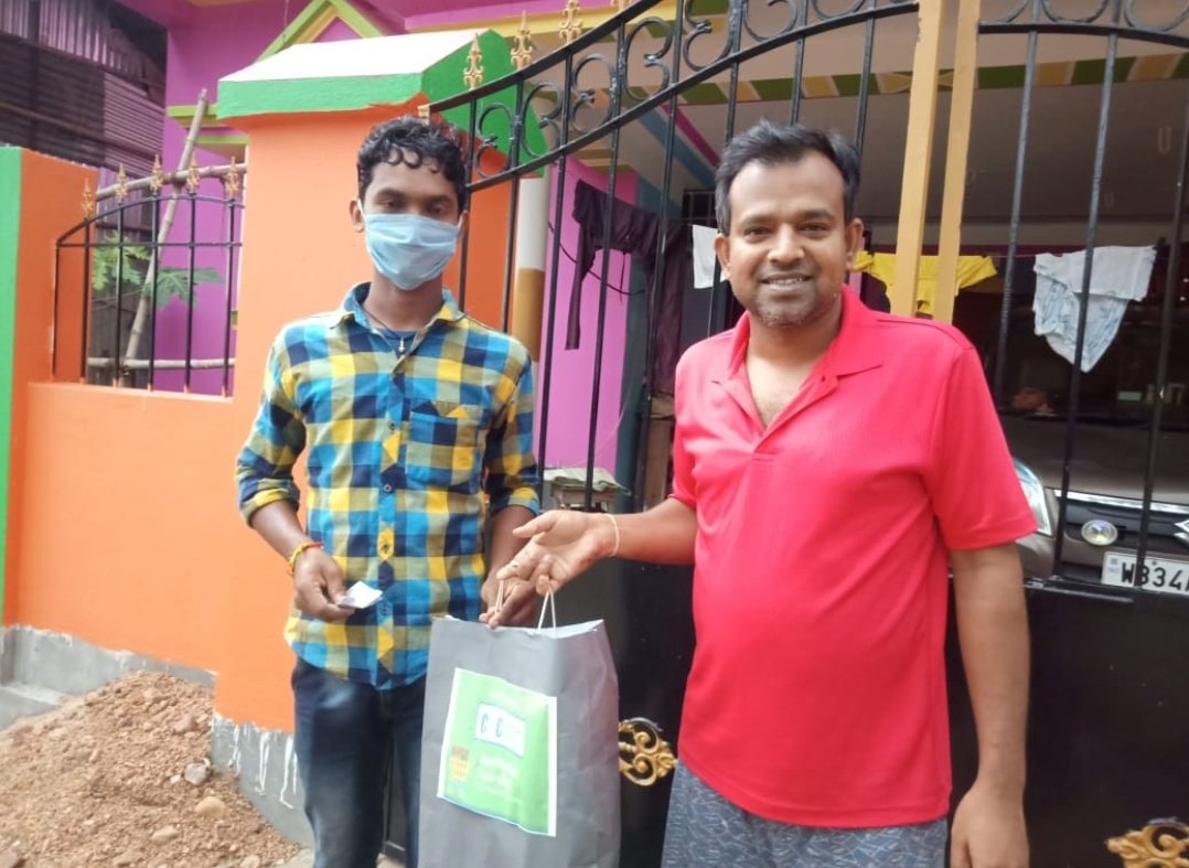 gurupada_ojha's tweet photo. VLE Debarathi Biswas , Paschim Medinipur, Goaltore delivering the essential goods to the villagers through CSC GRAMEEN E Store ..
#CSCDIVAS , #CSCGRAMEENESTORE.
@cscwestbengal
@mkmohikundu458 https://t.co/v4pwt4MMaC