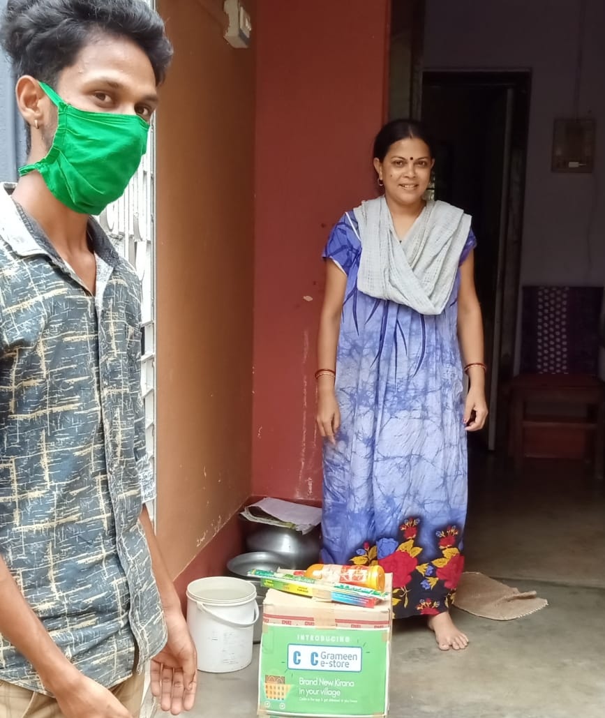 gurupada_ojha's tweet photo. VLE Debarathi Biswas , Paschim Medinipur, Goaltore delivering the essential goods to the villagers through CSC GRAMEEN E Store ..
#CSCDIVAS , #CSCGRAMEENESTORE.
@cscwestbengal
@mkmohikundu458 https://t.co/v4pwt4MMaC