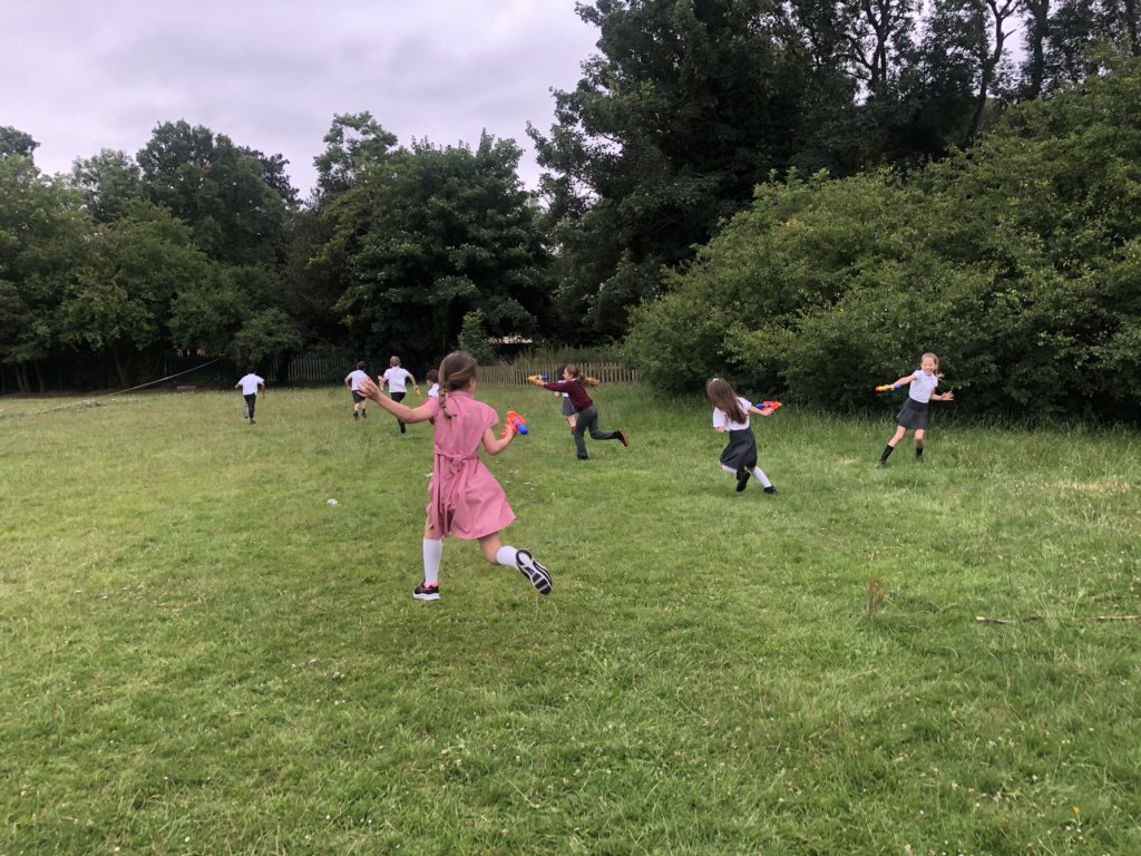 MissBourkeYear4's tweet photo. Happy last day 4 Wilson! 🎉 @KarenCrawley6 https://t.co/K1FblSBo0F