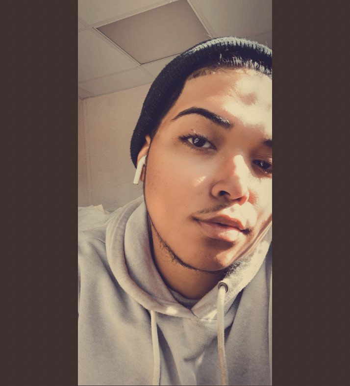 IGOBY_ALEX's tweet photo. Two whole different moods 😴 https://t.co/xBDq6fL4DB