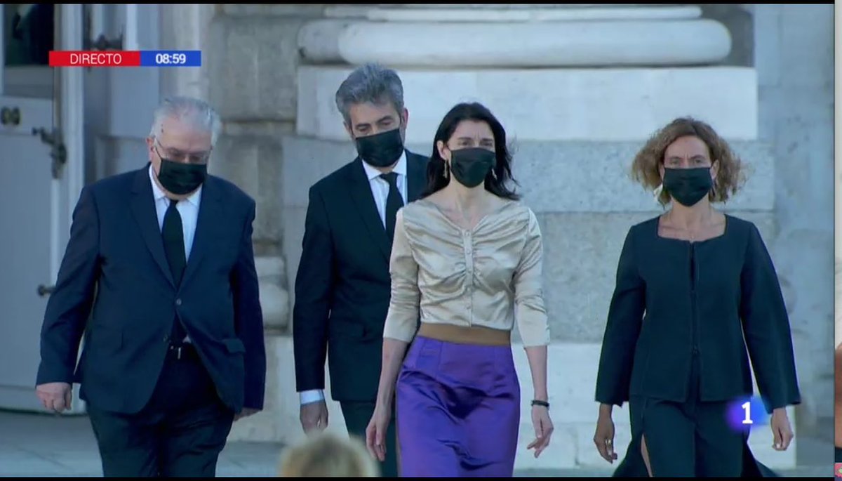 janogarcia_'s tweet image. Esto que va vestido al homenaje a las víctimas como si fuera a la verbena del pueblo, es la cuarta autoridad del país...

Ciertamente representa muy bien a la España que vota por ella: hortera, inculta, maleducada, paleta y vulgar.