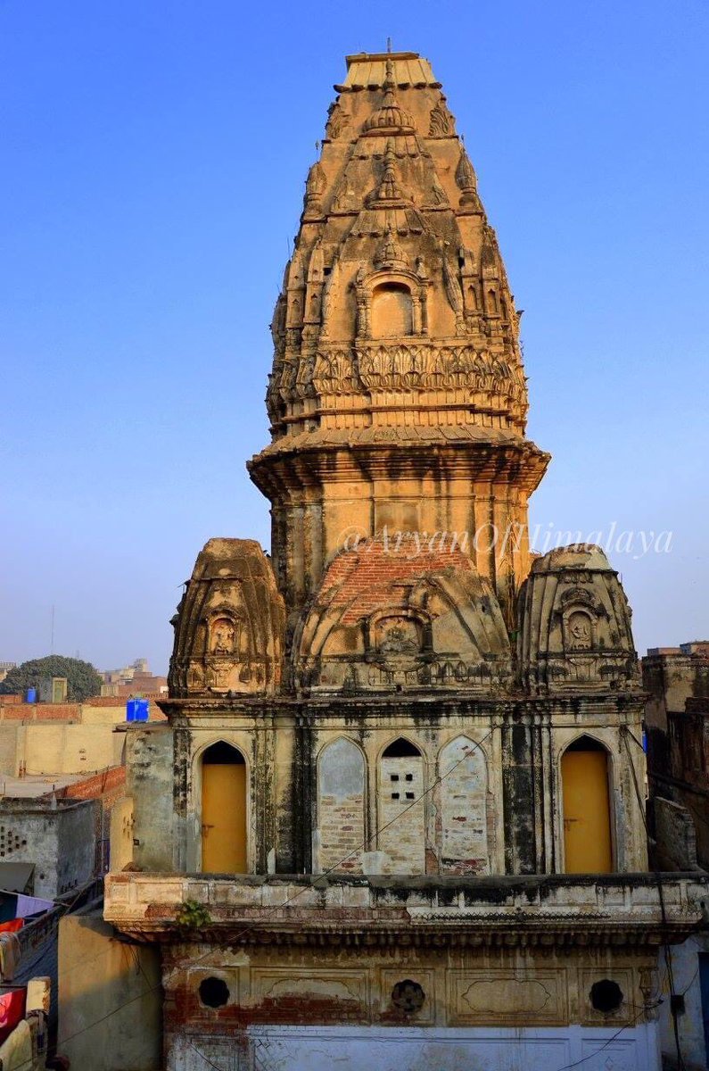 58•Ancient old ruined Bansidhar temple in Anarkali main market,  #Lahore. now being used as shopping complex(front portion) and residential house by locals!This temple has such a huge complex during partition this was used as refugee camp!