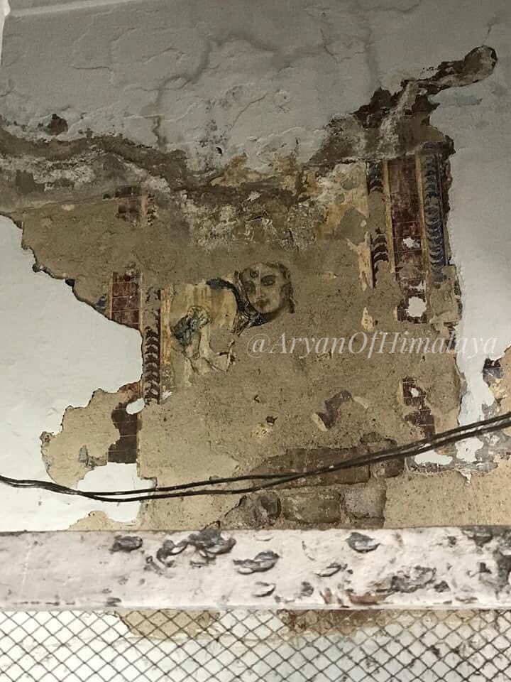 58•Ancient old ruined Bansidhar temple in Anarkali main market,  #Lahore. now being used as shopping complex(front portion) and residential house by locals!This temple has such a huge complex during partition this was used as refugee camp!