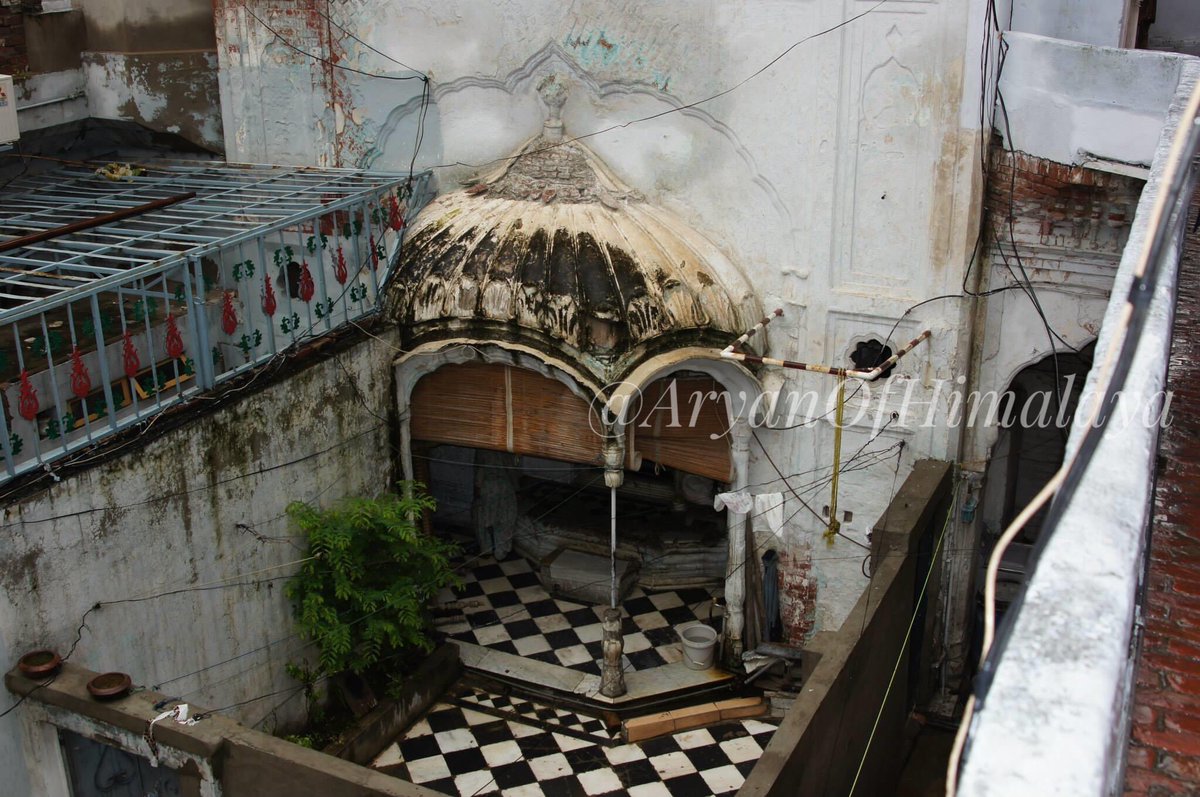 58•Ancient old ruined Bansidhar temple in Anarkali main market,  #Lahore. now being used as shopping complex(front portion) and residential house by locals!This temple has such a huge complex during partition this was used as refugee camp!