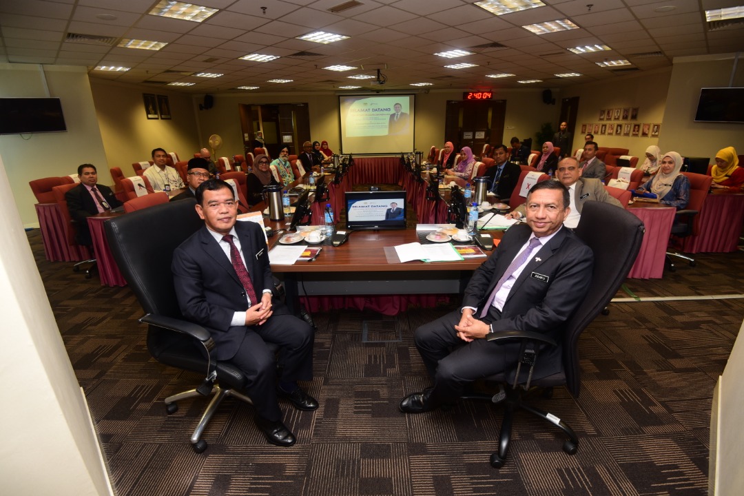 JPenerangan's tweet photo. Kunjungan Hormat YDH CP Dato’ Sri Zulkifli bin Abdullah, Ketua Pengarah Agensi Anti Dadah Kebangsaan (AADK) bersama wakil AADK ke Jabatan Penerangan Malaysia, 16 Julai 2020.

@AADKMalaysia 

#AADK
#KomunikasiKita
#JabatanPenerangan https://t.co/NdxCjL0khj