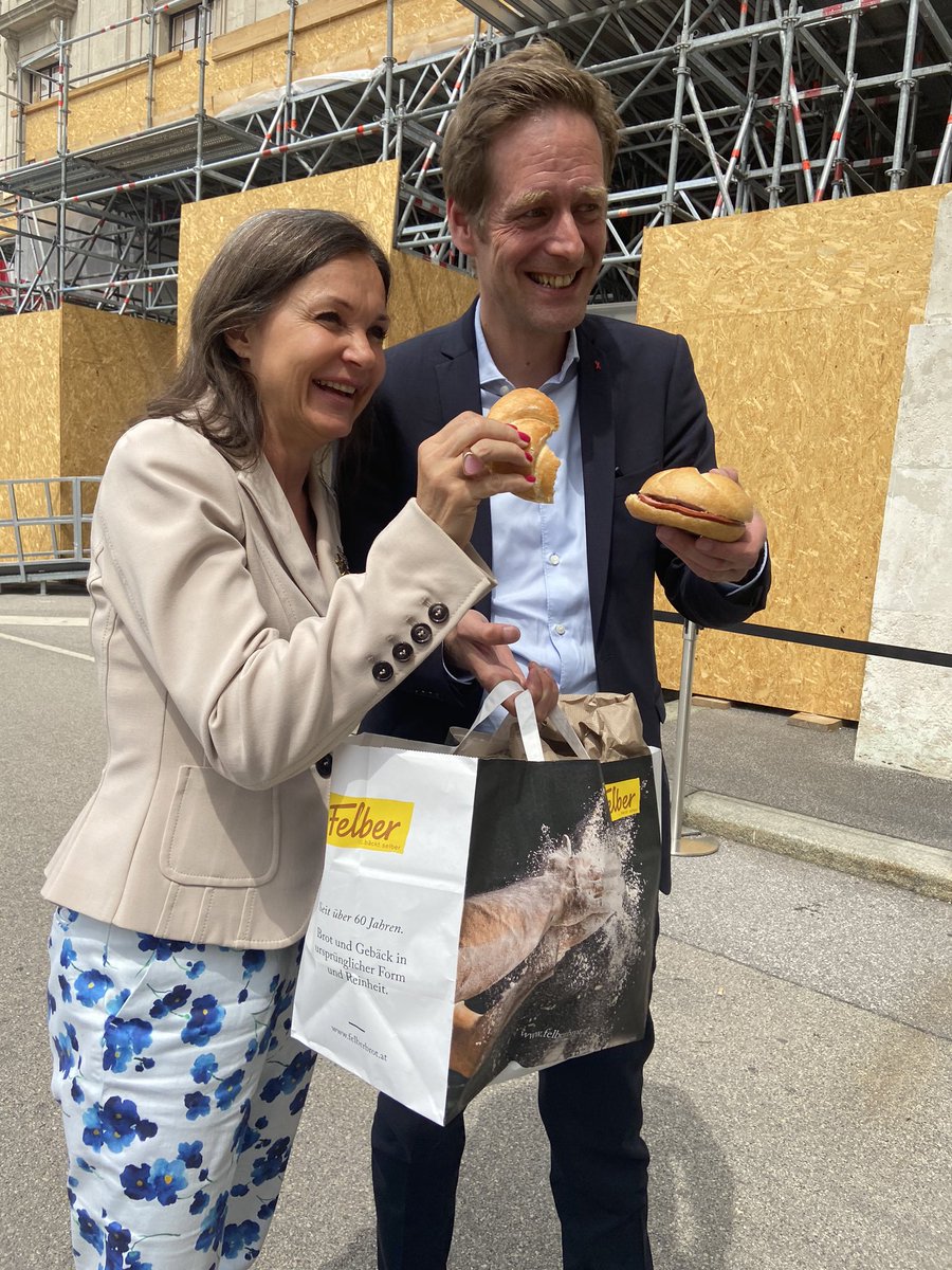 Bäckerei Felber (@backereifelber) on Twitter photo Doris Felber hat soeben den Damen und Herren im #ibizaua eine kleine Stärkung vorbeigebracht: Backfrische #felber #wurstsemmeln! Herr Krainer übergibt die Semmeln persönlich! <a href="/KrainerJan/">Jan Krainer</a> <a href="/dichterpoet/">dichti</a> <a href="/lukaswww_/">Lukas</a> <a href="/florianklenk/">Florian Klenk</a> #felberliefertselber <a href="/ArminWolf/">Armin Wolf</a> <a href="/fabian_schmid/">Fabian Schmid</a> Doris Felber hat soeben den Damen und Herren im #ibizaua eine kleine Stärkung vorbeigebracht: Backfrische #felber #wurstsemmeln! Herr Krainer übergibt die Semmeln persönlich! <a href="/KrainerJan/">Jan Krainer</a> <a href="/dichterpoet/">dichti</a> <a href="/lukaswww_/">Lukas</a> <a href="/florianklenk/">Florian Klenk</a> #felberliefertselber <a href="/ArminWolf/">Armin Wolf</a> <a href="/fabian_schmid/">Fabian Schmid</a>