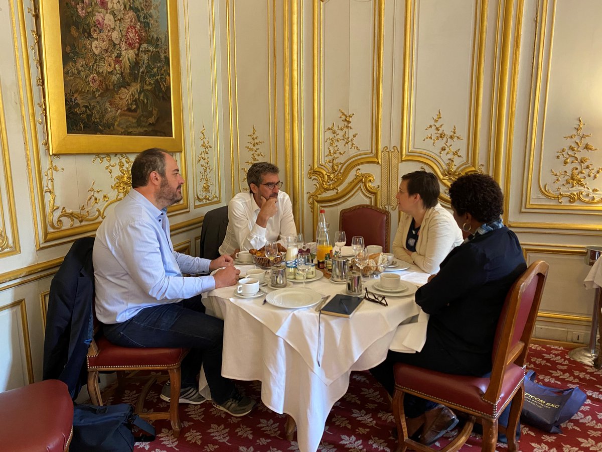 AVEmploi's tweet photo. Signature d'une convention cadre de partenariat entre @AVEmploi et @pole_emploi à l'invitation de @n_delattre, présidente d'Alliance Villes Emploi au @Senat. Ambition partagée pour l'#emploi sur les territoires. 
@Elisabeth_Borne @KlinkertBrigitt @BrunoLucasDGEFP @VerdierJouclas https://t.co/fHes6eGe5n