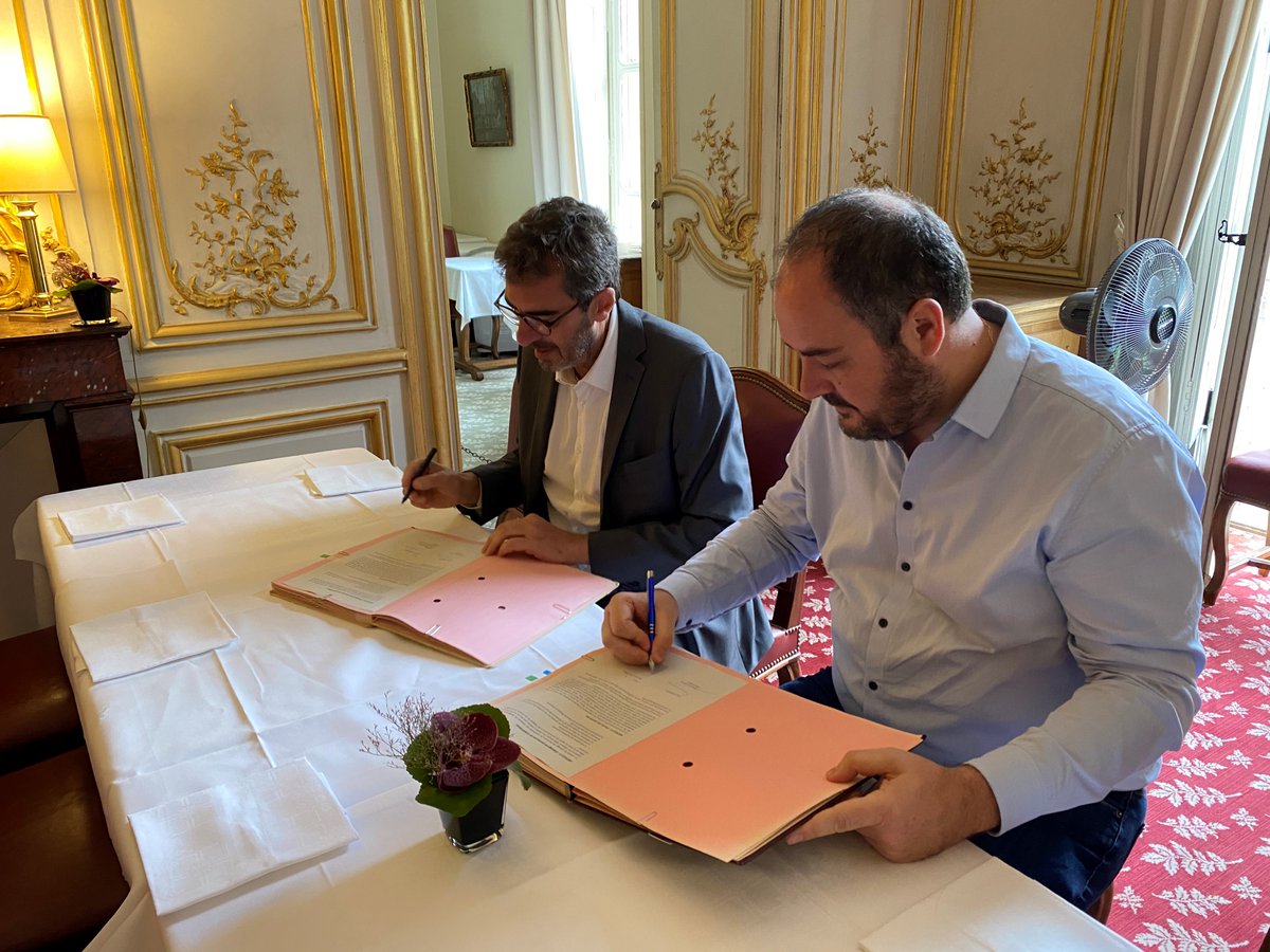 Signature d'une convention cadre de partenariat entre <a href="/AVEmploi/">ALLIANCE VILLEMPLOI</a> et @pole_emploi à l'invitation de <a href="/n_delattre/">Nathalie Delattre</a>, présidente d'Alliance Villes Emploi au <a href="/Senat/">Sénat</a>. Ambition partagée pour l'#emploi sur les territoires. 
<a href="/Elisabeth_Borne/">Élisabeth BORNE</a> <a href="/KlinkertBrigitt/">Brigitte Klinkert</a> <a href="/BrunoLucasDGEFP/">Bruno Lucas</a> <a href="/VerdierJouclas/">Marie-Christine Verdier-Jouclas</a>