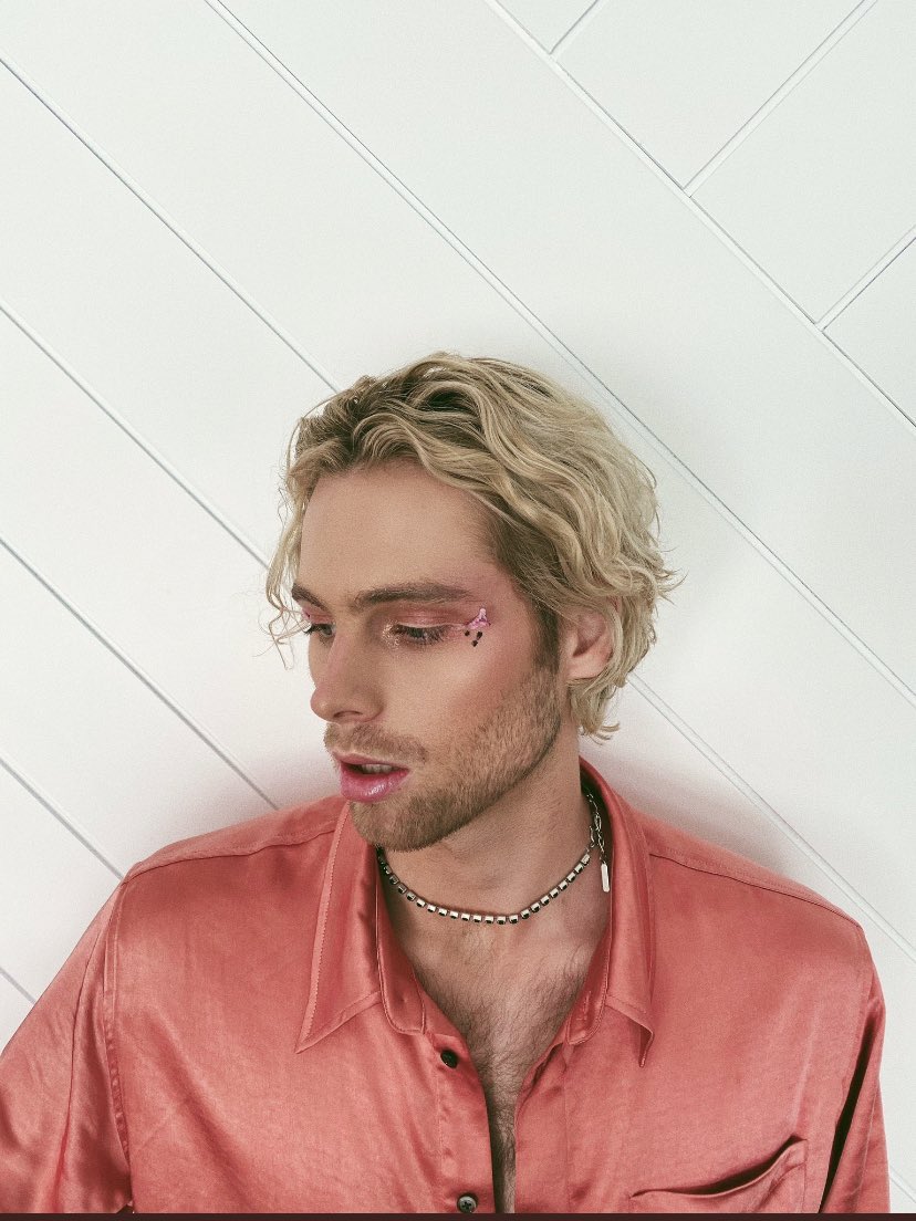 calmvocalz's tweet photo. Happy birthday to this amazing and talented man. Thank you for the best years #HappyBirthdayLuke https://t.co/o9vHgaux7d