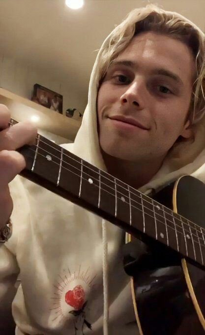 calmvocalz's tweet photo. Happy birthday to this amazing and talented man. Thank you for the best years #HappyBirthdayLuke https://t.co/o9vHgaux7d