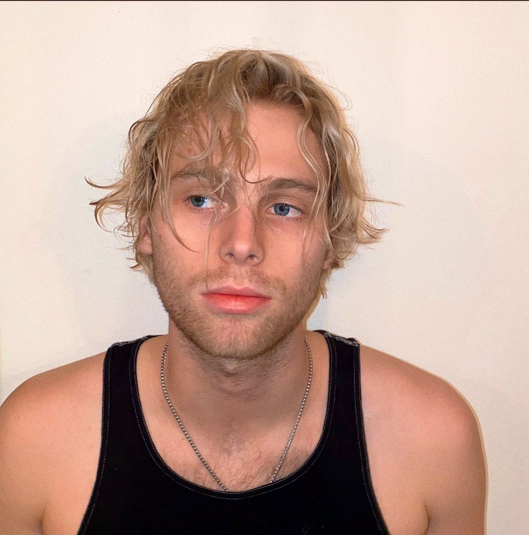 calmvocalz's tweet photo. Happy birthday to this amazing and talented man. Thank you for the best years #HappyBirthdayLuke https://t.co/o9vHgaux7d