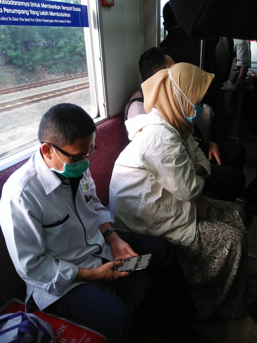 Rahino7's tweet photo. @CommuterLine Boleh kah penumpang duduk bedekatan seperti foto ini.... Jatinegara arah bekasi https://t.co/2s733vn1PN