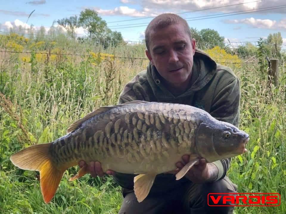 VardisTackle's tweet photo. Quick overnighter for consultant Jason Smith and it was definitely a busy night having 3 fish on the bank
Fishing solid bags with gripper hooks and the Vardis supersoft hooklink was always going to be a winner
#VardisTackle #NoNonsense #SolidBags https://t.co/bmZKXeoJ4P