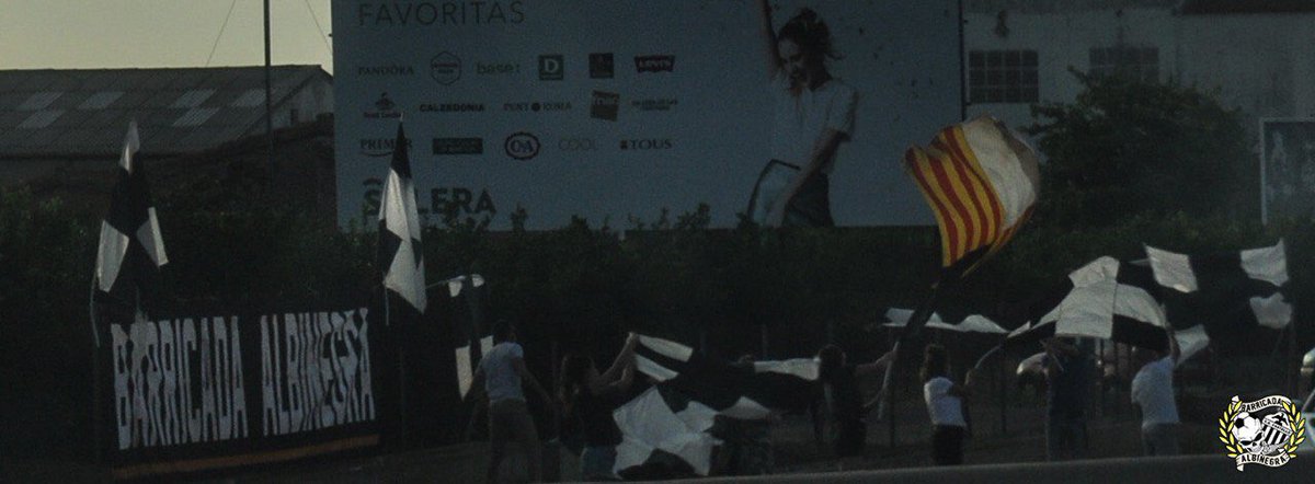 Barricada1922's tweet photo. Perquè per tu no ens costa que sone el despertador a les 5.45h ni passar-nos més de 12h dins d'un autobús. Perquè per tu recorrem milers de quilòmetres. Perquè són molts anys sense rendir-nos i és el moment de tornar a lluitar. Perquè tu eres la nostra passió. Ens veiem a Màlaga! https://t.co/KcCexWlD3T