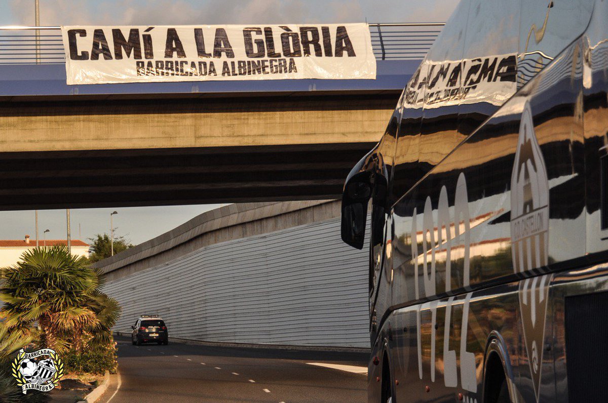 Barricada1922's tweet photo. Perquè per tu no ens costa que sone el despertador a les 5.45h ni passar-nos més de 12h dins d'un autobús. Perquè per tu recorrem milers de quilòmetres. Perquè són molts anys sense rendir-nos i és el moment de tornar a lluitar. Perquè tu eres la nostra passió. Ens veiem a Màlaga! https://t.co/KcCexWlD3T