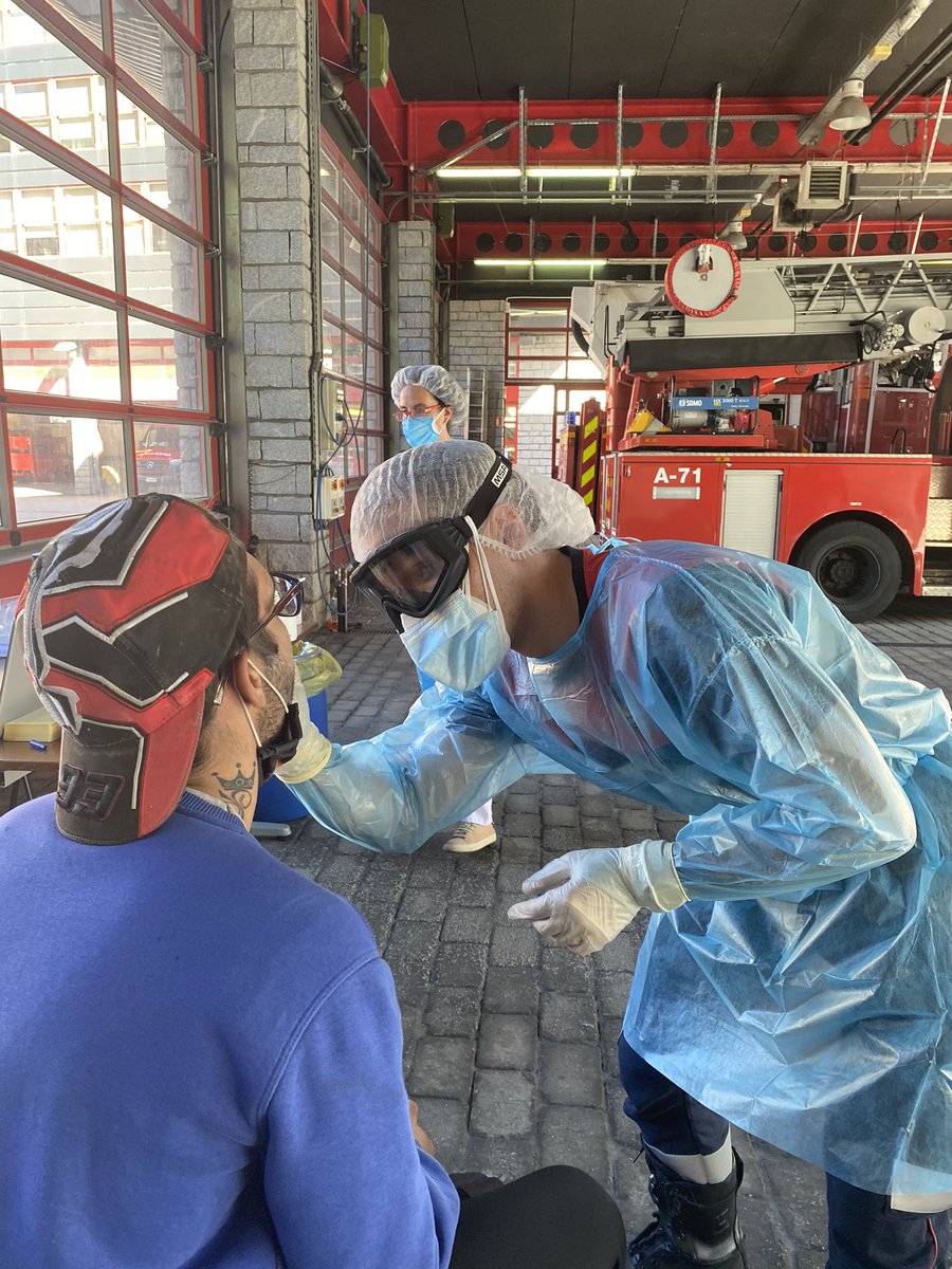 saasandorra's tweet photo. El personal d’Atenció Primària i @bombersandorra a l’stoplab fent mostres de PCR/TMA a la població.
Recordeu que s’ha de venir amb cita prèvia ☎️8️⃣2️⃣1️⃣9️⃣5️⃣5️⃣
#covid_19 #provesPCR #treballenequip #infermeria #atencioprimaria #bombers #noalrebrot @governandorra https://t.co/TmAshDM5gS