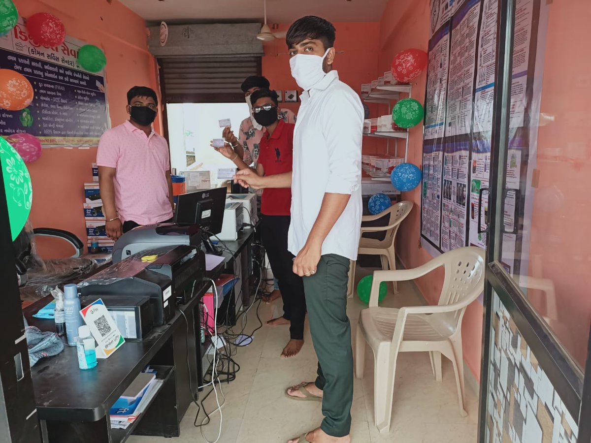 dm_nai's tweet image. #CSCDiwas 
#CSCGrameeneStoreDiwas 
@CSCGujarat 
@dintya15
VLE Parth Patel Decorated his Center celebration of CSC Diwas and customer were registered in PMSYM and PMKMY Schemes.