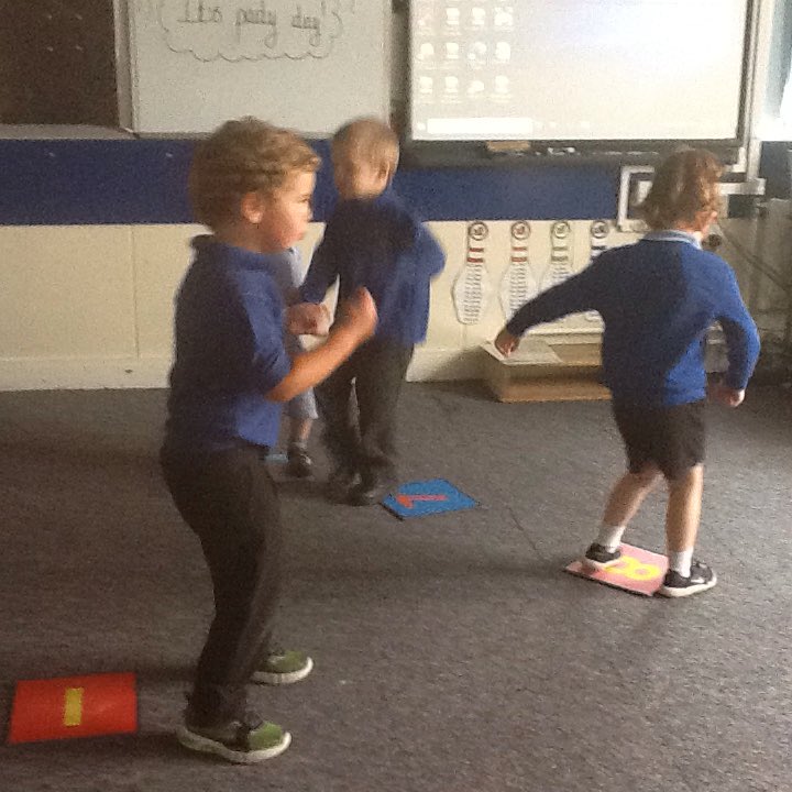 KellingtonSch's tweet photo. We've had a fantastic time in our Sunflower bubble and the only way to celebrate the end of the year is to dance, play games and eat! https://t.co/eVjXlJV10y