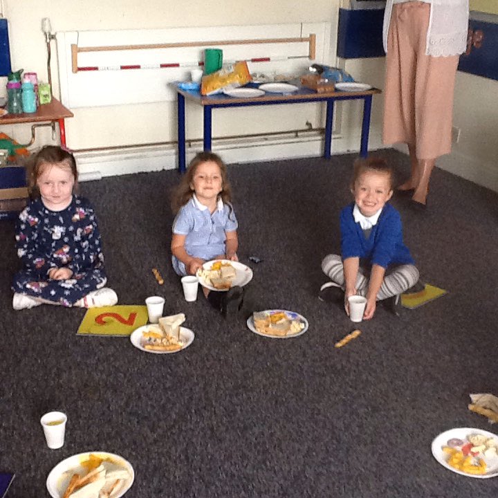 KellingtonSch's tweet photo. We've had a fantastic time in our Sunflower bubble and the only way to celebrate the end of the year is to dance, play games and eat! https://t.co/eVjXlJV10y