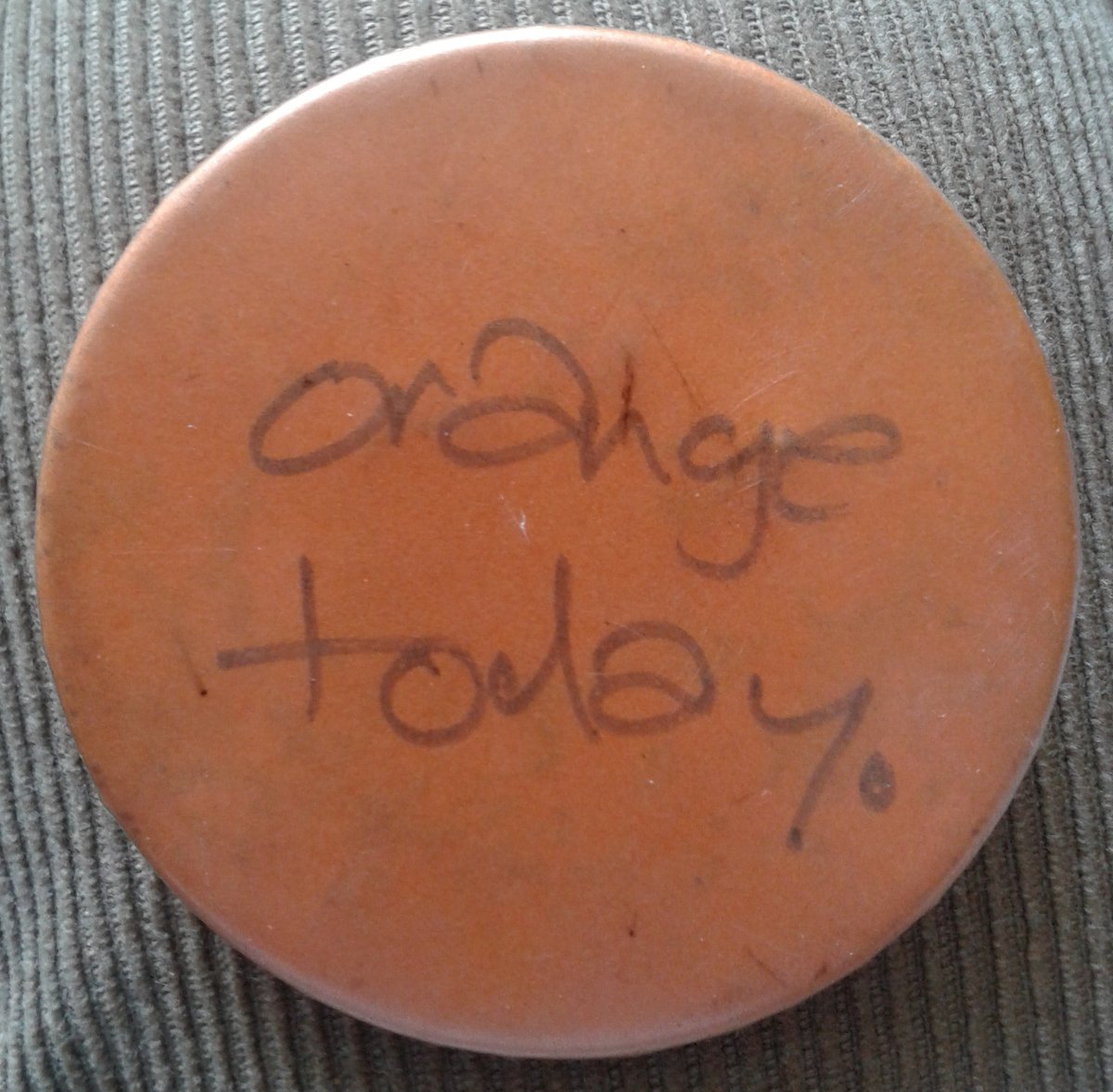 6fish's tweet photo. In tribute to my old friend @TomHickmore who just finished his 100 #Badges in 100 days. I was in #burystedmunds around 40 years ago and found a little shop that could make you a #Badge on the spot. I just wrote #OrangeToday on it. It confused the hell out of everyone who saw it! https://t.co/T0Vs6BuwWY