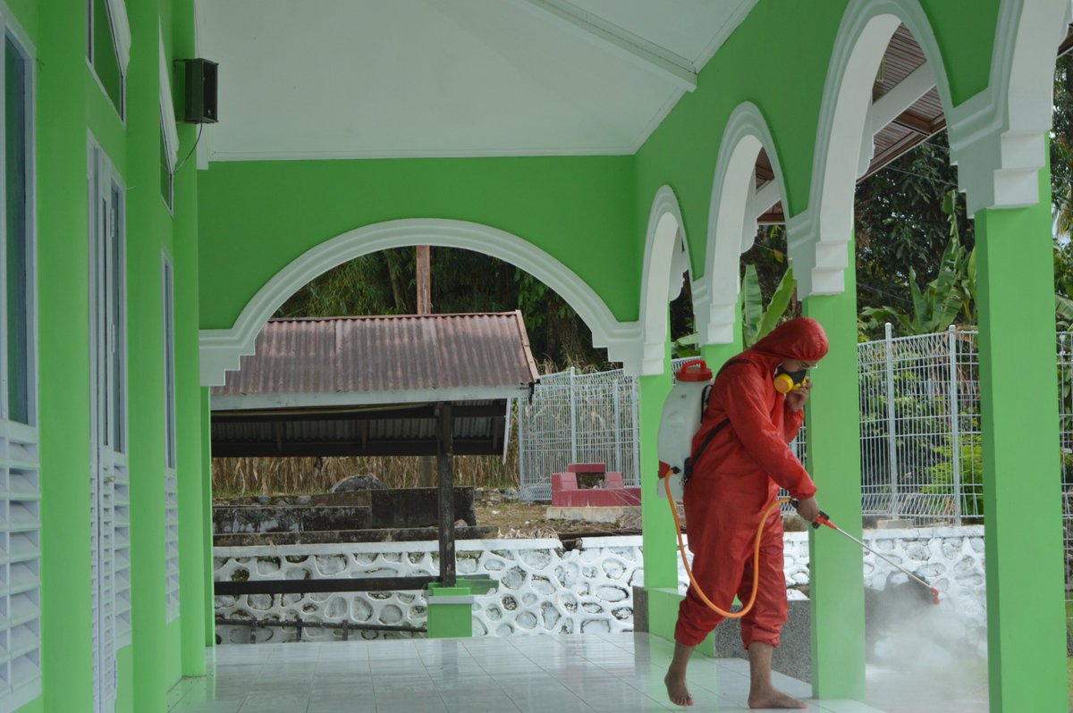 AgamPmi's tweet photo. PMI Kab. Agam bersama Mahasiswa KKN/DR UNAND dan IPB Bogor menyemprotkan cairan disinfektan di Jor.Parit Panjang Nagari Lubuk Basung , Kec. Lubuk Basung,(16/7/2020). Sebanyak 4 orang Relawan dan 10 orang Mahasiswa di terjunkan dalam giat tersebut.
@palangmerah https://t.co/rPf2SBgCtv
