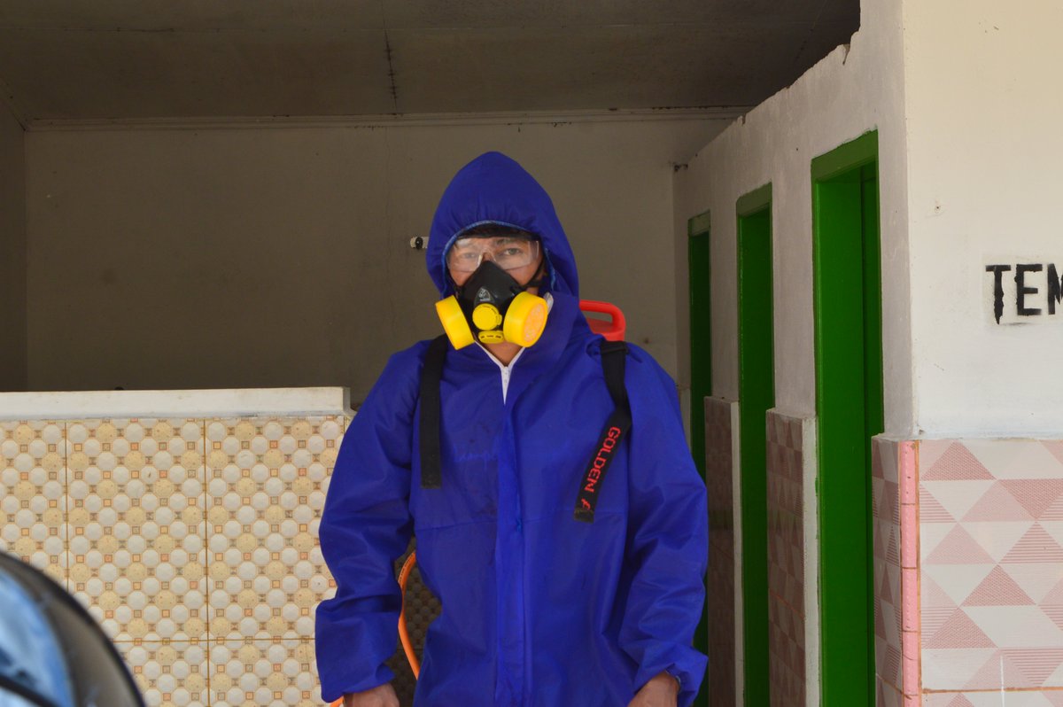 AgamPmi's tweet photo. PMI Kab. Agam bersama Mahasiswa KKN/DR UNAND dan IPB Bogor menyemprotkan cairan disinfektan di Jor.Parit Panjang Nagari Lubuk Basung , Kec. Lubuk Basung,(16/7/2020). Sebanyak 4 orang Relawan dan 10 orang Mahasiswa di terjunkan dalam giat tersebut.
@palangmerah https://t.co/rPf2SBgCtv