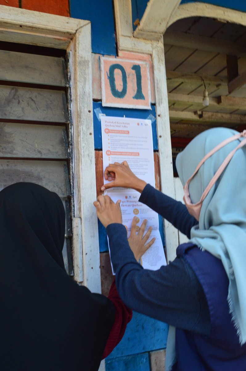 AgamPmi's tweet photo. PMI Kab. Agam bersama Mahasiswa KKN/DR UNAND dan IPB Bogor menyemprotkan cairan disinfektan di Jor.Parit Panjang Nagari Lubuk Basung , Kec. Lubuk Basung,(16/7/2020). Sebanyak 4 orang Relawan dan 10 orang Mahasiswa di terjunkan dalam giat tersebut.
@palangmerah https://t.co/rPf2SBgCtv