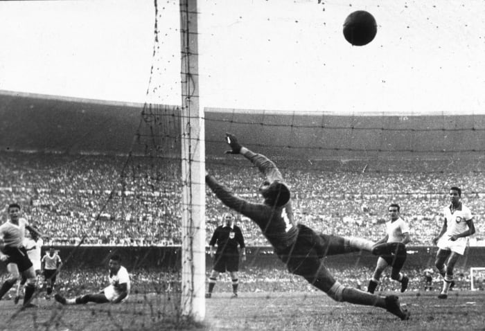 fifaworldcup_fr's tweet photo. Coup de froid sur le Maracana ❄🏟
C'était il y a 7⃣0⃣ ans jour pour jour en finale de la #CM1950 🏆
L'Uruguay 🇺🇾 est sacré en battant le Brésil 🇧🇷 chez lui 😮
👉https://t.co/mnNXOOLOrd
#OnThisDay #Maracanazo https://t.co/wgedzQEeOR