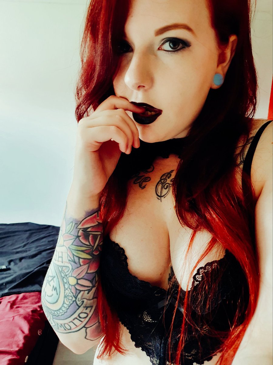 LittleWolfLuna's tweet photo. Bable bable, bitch bitch, rebel rebel, party party, sex sex sex and dont forget the violence 💀🎶 #marilynmanson #onlyfansnewbie #onlyfans #killstar https://t.co/CiZIZoi5t1