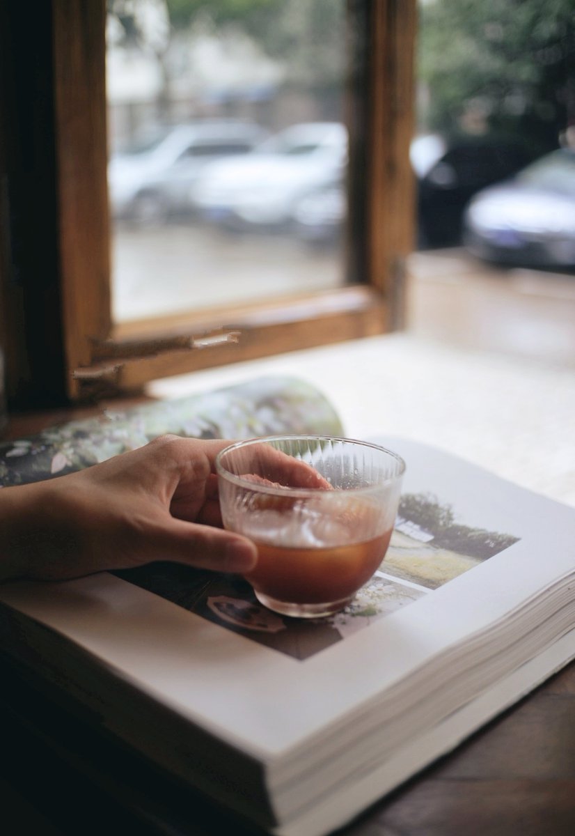 AnhuiTravel's tweet photo. On a rainy day, you need a book, a green plum drink and soothing music. Remember to date with friends and listen to the summer rain in Hefei City. (Photography by Orgent)
#SoundofArt #SummerRain https://t.co/DnG91sUesN