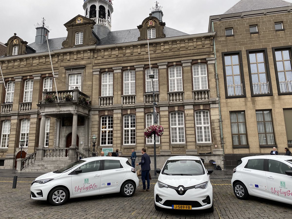 edwardbongers's tweet photo. Gefeliciteerd gemeente Roermond, Kragten, Dekkers Tweewielers en @BonaCiklo met jullie elektrische deelauto’s en deelfietsen! Met deelplatform en app van @GoodMoovsTweets @roermondnieuws. Dit zijn de eerste van in totaal 40 e-cars en 40 e-bikes #SHAREuregio https://t.co/FndvS9pHh0