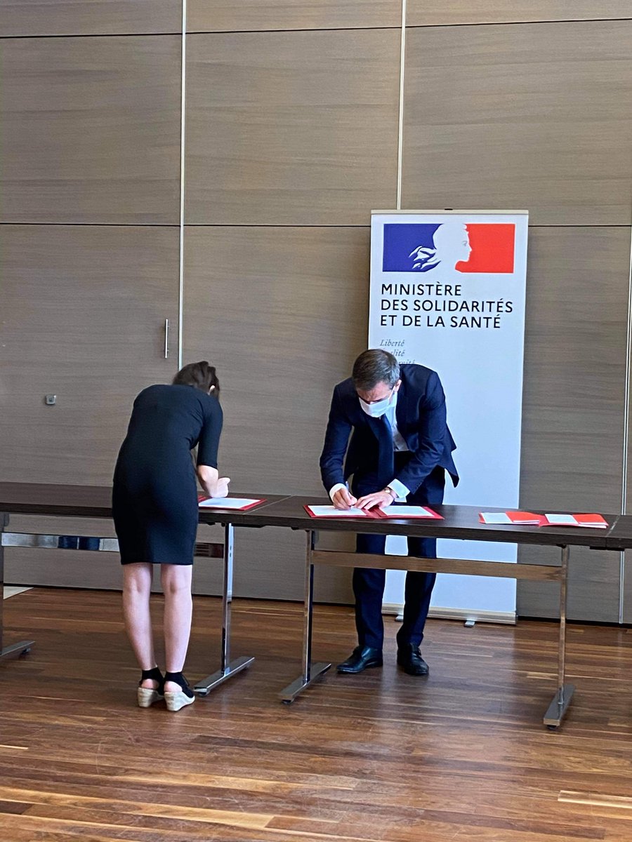Aujourd'hui signature des accords #etudiants du #SegurdelaSanté ! 

📣 C'est un pas historique certes, mais l' <a href="/ANEMF/">ANEMF</a> restera intraitable sur le calendrier d'application des mesures