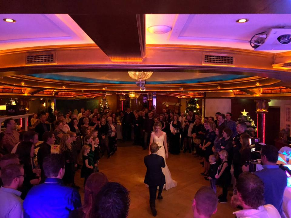 || JULLIE OPENING ||
Dit is altijd een prachtig moment. Al jullie familie, vrienden en collega's rondom de dansvloer voor de opening van jullie feest! 
#djopjebruiloft #opening #feest #trouwen