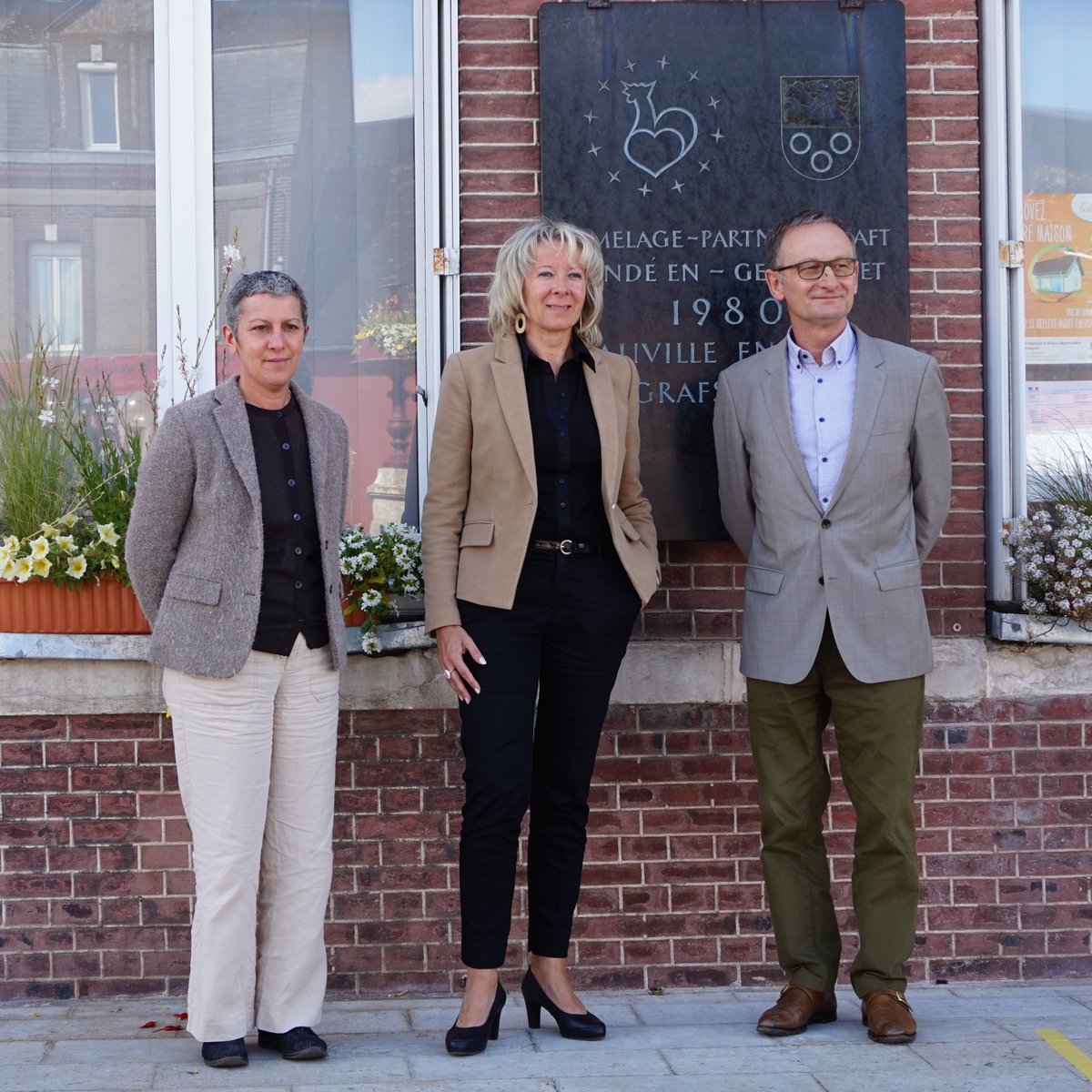 LOGEALIMMO's tweet photo. Le 10/07 dernier, C. Roussel, Directrice de #LOGEAL et J-M. Vasse, Maire de Terres-de-Caux se sont rencontrés
pour le lancement des #travaux, de la Rés. Les Serres à #FauvilleenCaux qui comptera ➡️19 #logements locatifs et 4 en #locationaccession !
#jeudiphoto https://t.co/MNOICyReQI