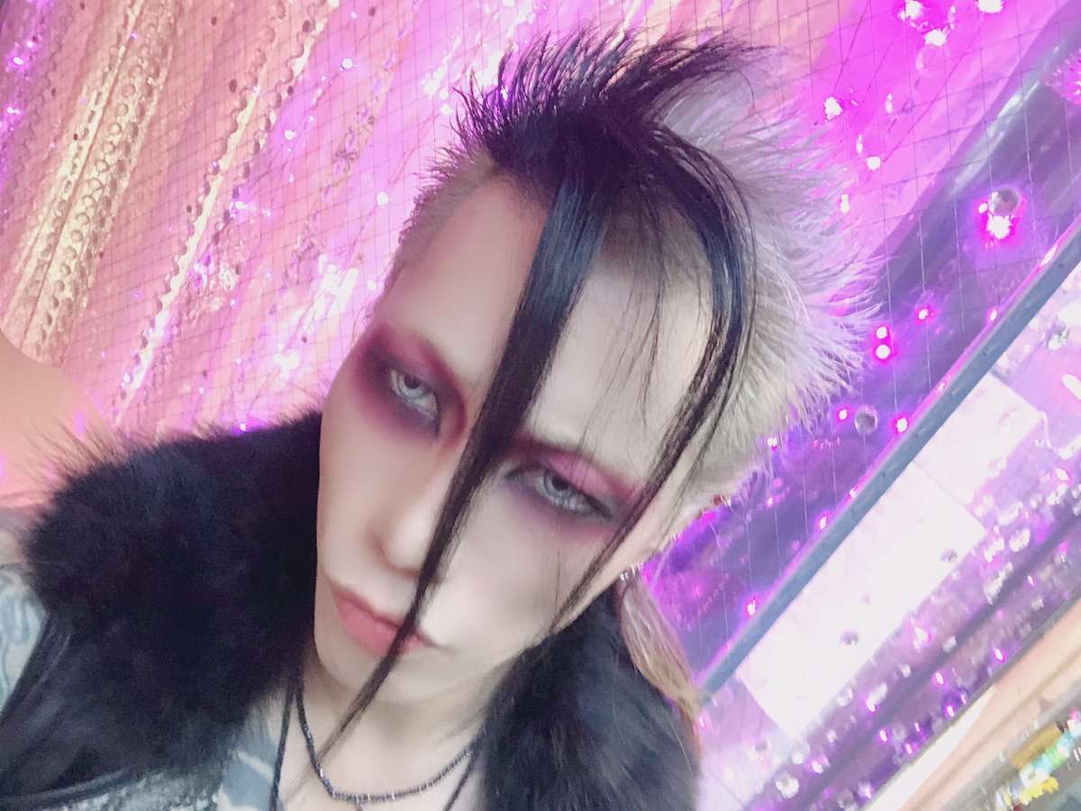 takeshi_vhampir's tweet photo. 3、いや4ヶ月ぶりのGLARDライブ、しかも登場でフライパン曲げ、緊張したー！でもめっちゃ楽しかったー！Yu-ta君Happybirthday!!!

来てくれたみなさん！嬉しかった！心から、ありがとうー！ https://t.co/vEcrF7nkte