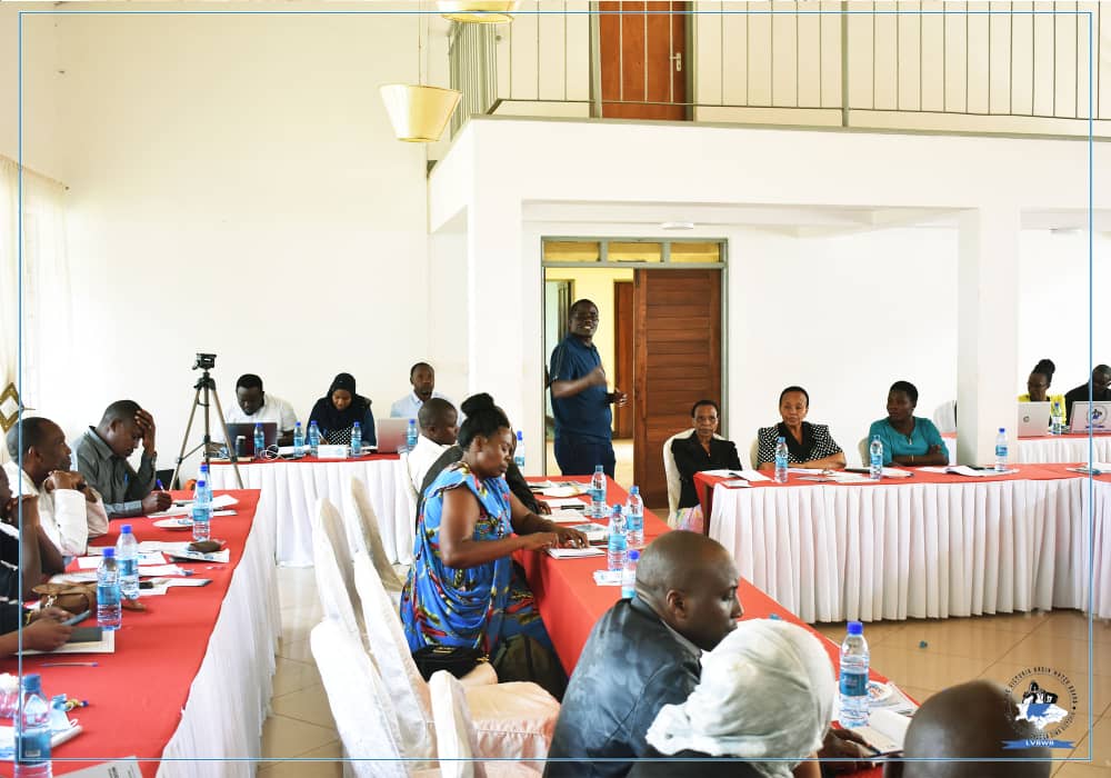 LakeVictoria_tz's tweet photo. Jukwaa la Wadau ndani ya Dakio la Mto Kagera lilifanikisha kupata majina manne ya wajumbe watakao unda kamati ya Maji ya Dakio la Kagera.Jukwaa lilifanyika tarehe 8 Julai,2020 Bukoba.
Kamati itasimamia utekelezaji wa mpango shirikishi wa usimamizi wa rasilimali za maji. https://t.co/4lO6taMZnv
