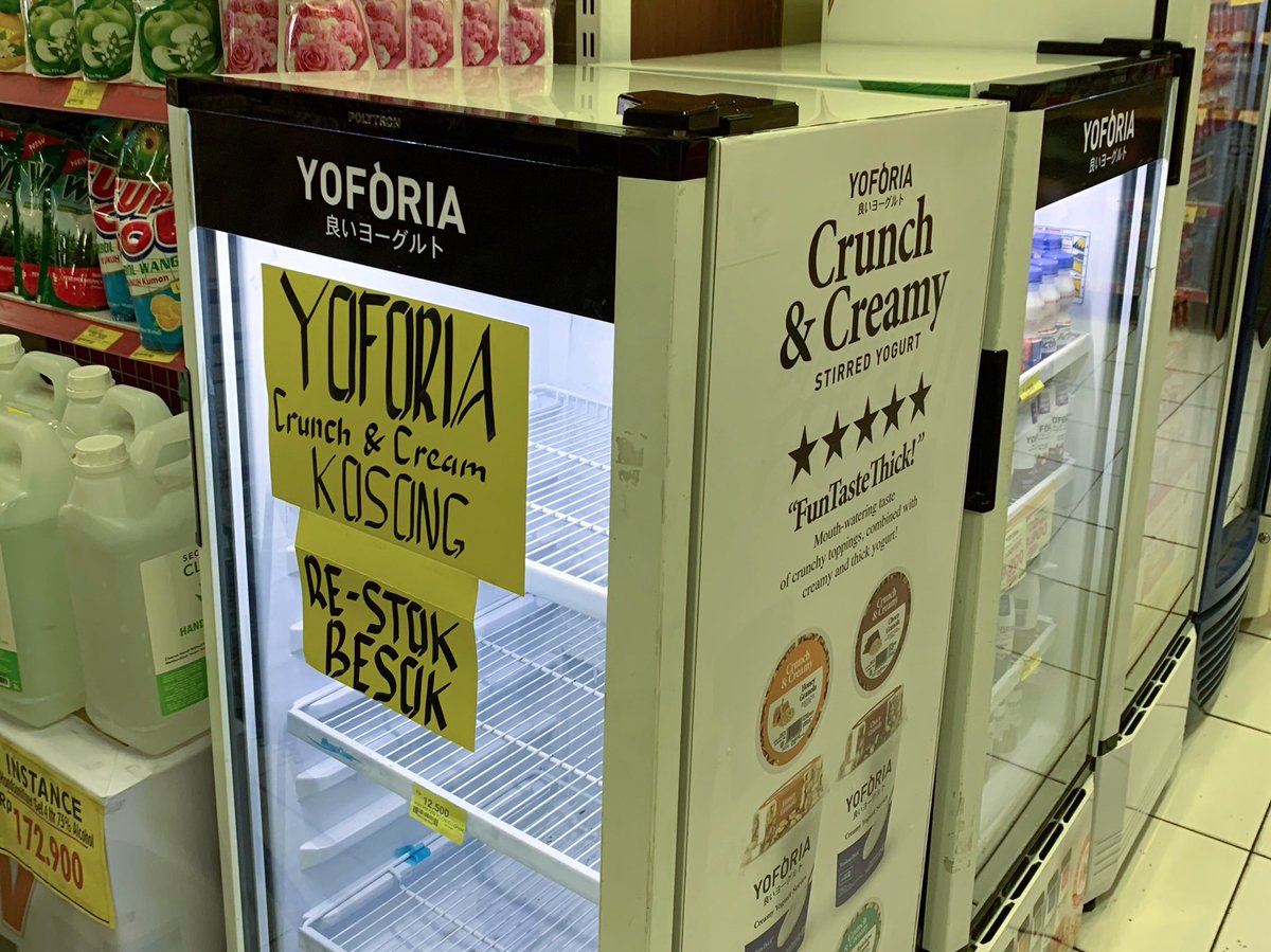ngemtot's tweet photo. GUYYYYYSSSS PLS BALES ada yg tau ngga ni nyari yoforia crunch and cream dimana....... Gw nyari kosong mulu TTTTT penasaran gw pengen nyoba rasanya enak gak sih??? https://t.co/9KL7lG9cIH
