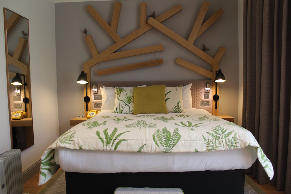 Who wouldn't mind waking up with these little birdies above their head? 🐦

📷: Gardens Hotel Manchester