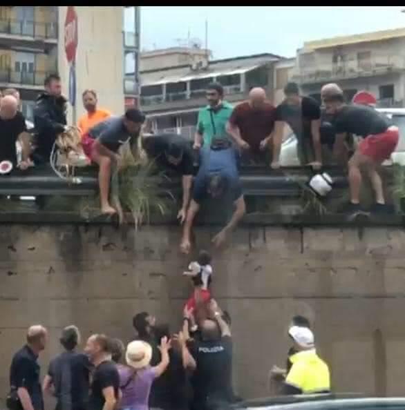 poliziadistato's tweet photo. #15luglio a #Palermo in soccorso dei cittadini durante #nubifragio  
In questi scatti il nostro #essercisempre https://t.co/fIrgj1Va86