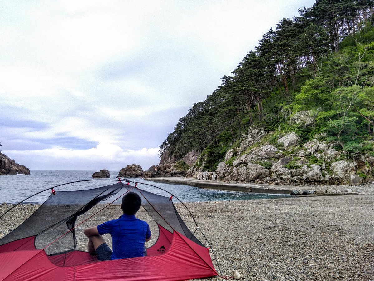 MasatatsuAbe's tweet photo. 今日の宿。
今夜は潮騒と共に眠る。
海の近くでテントの時は、満潮時の高さ、新月満月と被らないか、天気が荒れないか。
を確認するのが基本。

#テント　#MSR #freelite https://t.co/hDg0NvVDMy