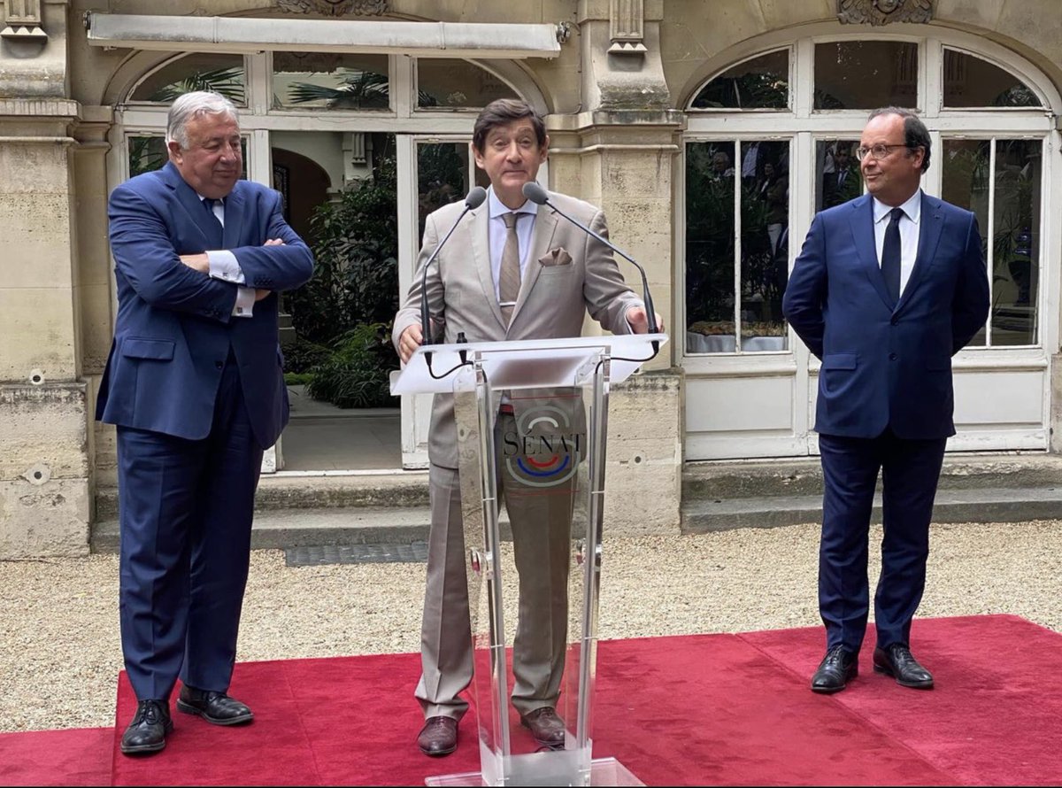 pierrecharon's tweet image. Non ce n’est pas une photo montage ❗️c’était hier soir au Sénat , l’invité surprise du groupe socialiste pour son cocktail de fin de session 🙄   🔈Fin de l’#AlerteEnlevement   #MoiPresident...🥵